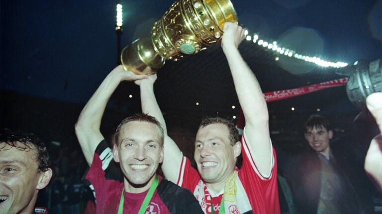 Jubel FCK mit Pokal, Oliver Schäfer und Axel Roos.
