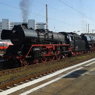Im besten Fotografierlicht präsentieren sich die Zuglok 01 533 & Vorspannlok 03 2155. In wenigen Minuten ist die Abfahrt Richtung Hamburg