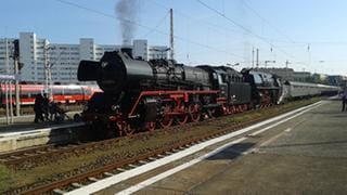 Im besten Fotografierlicht präsentieren sich die Zuglok 01 533 & Vorspannlok 03 2155. In wenigen Minuten ist die Abfahrt Richtung Hamburg