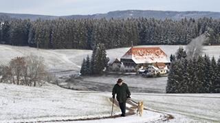 Hermann geht mit Hofhund Willy im Schnee spazieren