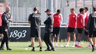 VfB-Coach Sebastian Hoeneß beim Training am Dienstag mit seiner Mannschaft.