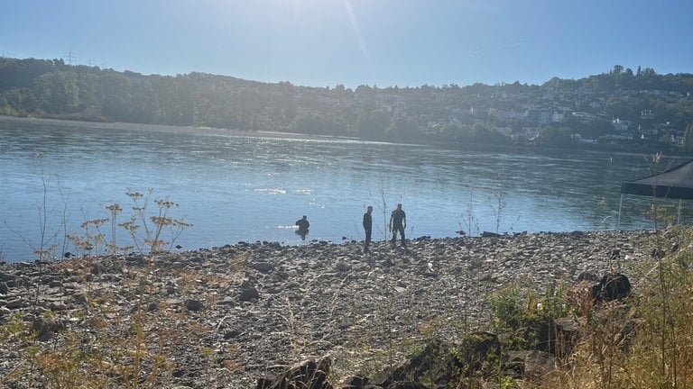 Experten des Kampfmittelräumdienstes Rheinland-Pfalz brachten die Bazooka-Rakete unter Wasser kontrolliert zur Detonation. 