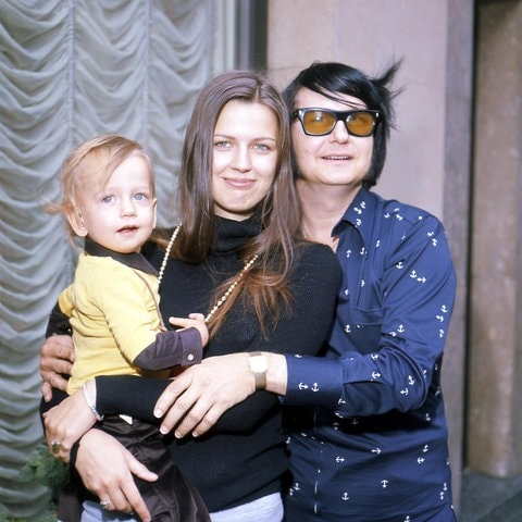 Familienfoto von Sänger Roy Orbison mit seiner zweiten Ehefrau Barbara und Sohn Roy Kelton.