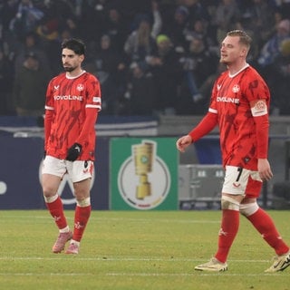 Hertha BSC - 1. FC Kaiserslautern, 02.12.2025 BERLIN: Aus, Ende, Abpfiff, Spielende. Jean Zimmer (Kaiserslautern 8) und Marlon Ritter (Kaiserslautern 7) sind enttäuscht.