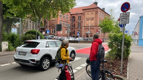 Die Radverkehrsbeauftragte der Stadt Kaiserslautern und der Vorsitzende des ADFC Kaiserslautern weisen Verkehrsteilnehmnde auf neue Straßenführung hin.