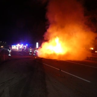 Autos in Flammen. Auf der A6 bei Kaiserslautern sind bei einem Unfall drei Menschen gestorben.