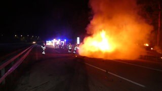Autos in Flammen. Auf der A6 bei Kaiserslautern sind bei einem Unfall drei Menschen gestorben.