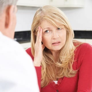 Eine Frau im Gespräch beim Gynäkologen. Die Wechseljahre beschreiben die hormonelle Umstellung im weiblichen Körper am Ende der fruchtbaren Lebensphase. Bei einem Drittel der Frauen ist der Leidensdruck hoch in der Zeit.