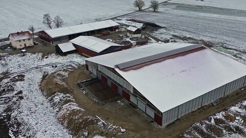 Luftaufnahme des Eschbachhofs bei Trossingen: Im Vordergrund sieht man den neuen Stall. Es liegt etwas Schnee. 