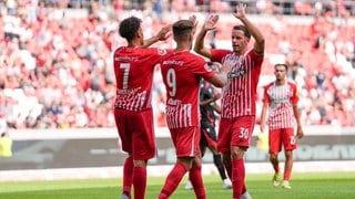 Spieler des SC Freiburg bejubeln ein Tor