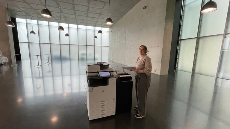Ein anonymer Kunstschaffender stellt im Kunsthaus Bregenz aus.