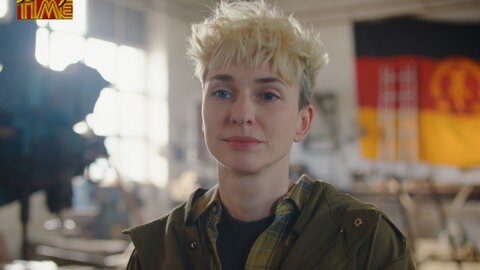 Filmstill: „Rote Stern überm Feld“ von Laura Laabs