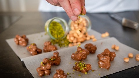 Schoko-Wibele werden mit gehackten Pistazien bestreut