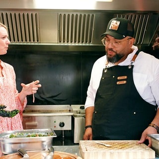 Susanne Nett bereitet mit Feriz Shema Smashburger zu.