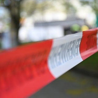 Ein Absperrband vor einem Unfall mit einem Fahrrad (Symbolbild). 