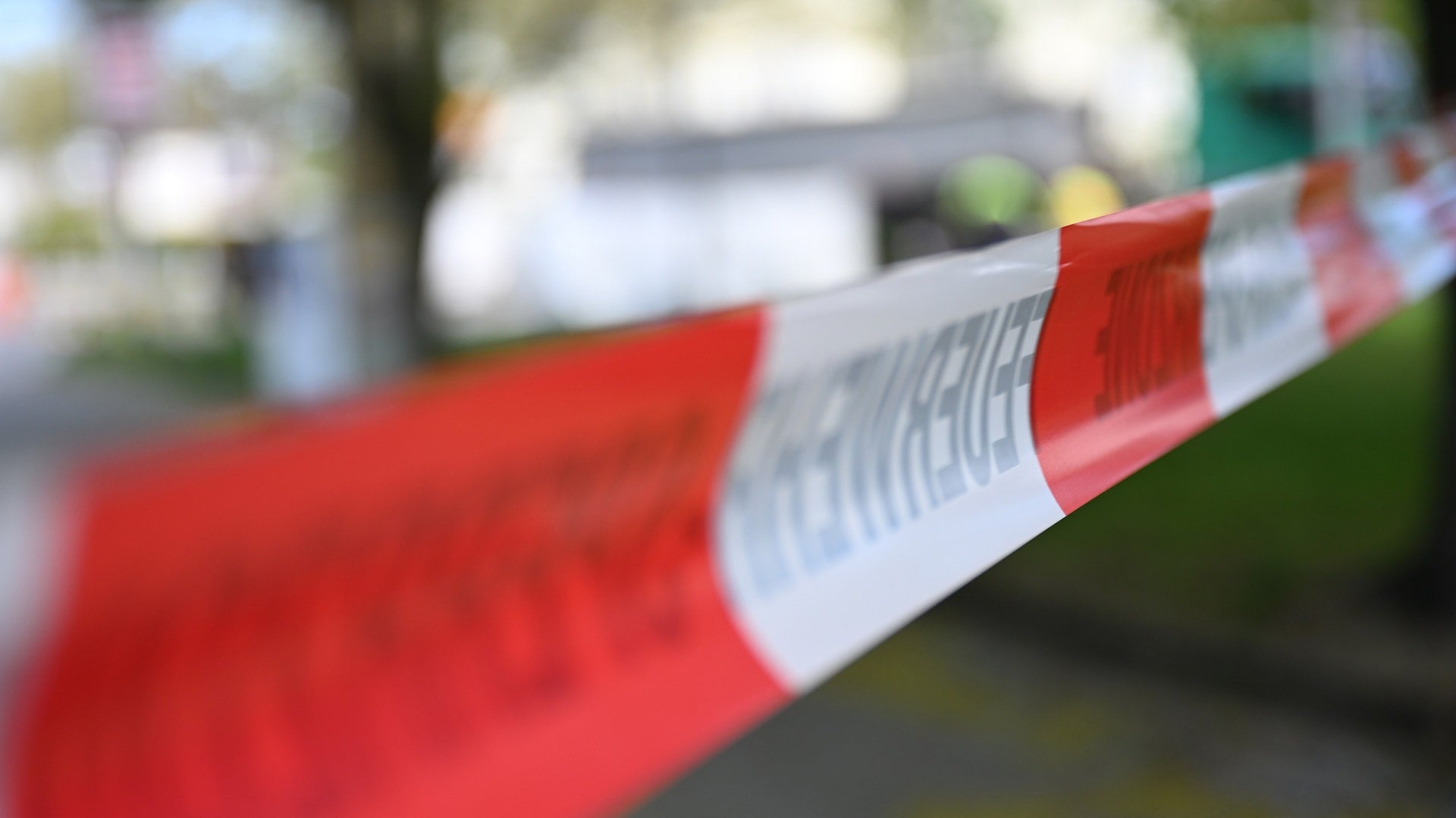 Lebensgefährlich verletzter Radfahrer: Junge auf E-Scooter flüchtet nach Zusammenstoß