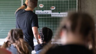 Zwei Gymnasiallehrer haben das Land Baden-Württemberg wegen unbezahlter Mehrarbeit verklagt. (Symbolbild)