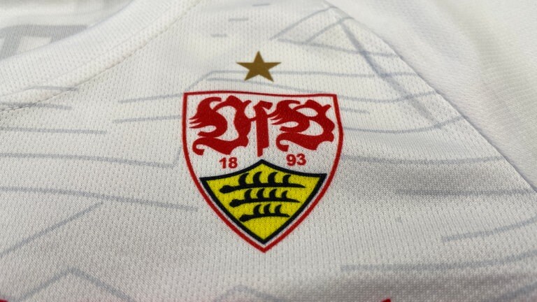 Bei der Fälschung ist das Logo des VfB nur aufgedruckt. Beim Orignal ist es ein Badge mit Relief aus Kunststoff.