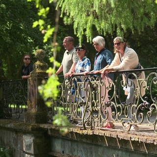 Spaziergänger in einer Parkanlage in Donaueschingen