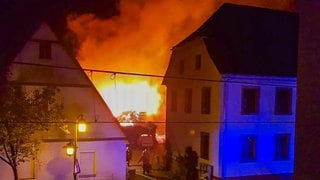 Eine Scheune in Stutensee-Blankenloch (Kreis Karlsruhe) hat am Dienstagabend angefangen zu brennen.