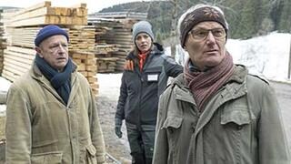 Toni, Sophie und Karl vor dem Sägewerk