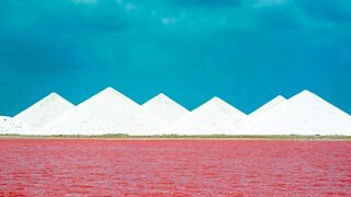 Salzberge in einer Saline auf Boniare in der Karibik: Das meiste Salz stammt von den Kontinenten. Es sind Mineralien, aus denen die Gesteine des Festlands bestehen. Wie gelangen sie ins Meer?