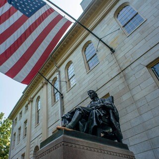 Harvard ist die erste Universität, die sich offiziell gegen die Einschüchterungsversuche der Trump-Regierung wehrt. Wo bleibt der Aufschrei und die Unterstützung dieser Universität, die es offenbar als einzige wagt, die Wissenschaftsfreiheit zu verteidigen?