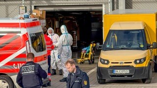 Einsatzkräfte am Postverteilzentrum Rastatt - hier gab es einen verdächtigen Brief