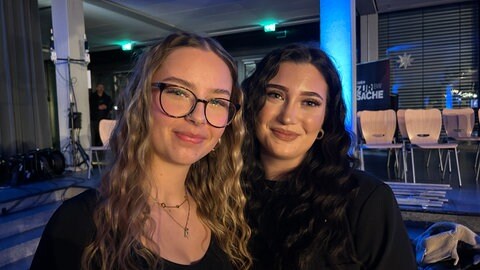 Nilah Schönfeld und Aleyna Dogrusöz nach der "Zur Sache! Baden-Wüttemberg" Sondersendung im Karlsruher Otto-Hahn-Gymnasium.