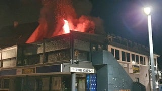 Ein Dachstuhlbrand in einem Gebäude in Mengen (Kreis Sigmaringen). Die Feuerwehr hat stundenlang gelöscht.