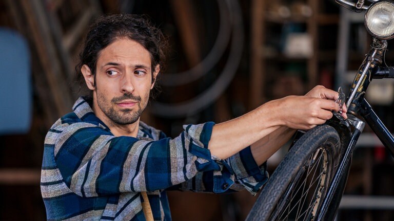 Albert (Alessio Hirschkorn) schraubt an einem alten Fahrrad