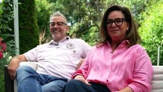 Jürgen Sick und Maria Hartmann sitzen im Garten nebeneinander auf einer Bank. Sie haben sich durch einen Beitrag in der Landesschau kennengelernt.