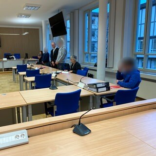 Angeklagte und Verteidiger im Saal des Landgerichts Koblenz. Die drei Männer sollen eine Rentnerin in bad Ems überfallen haben