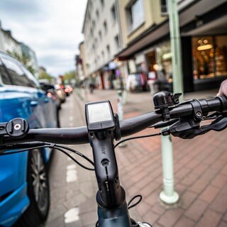 Ein E-Bike in einer Fußgängerzone. In Bad Kreuznach hat die Polizei einen E-Scooter-Fahrer verfolgt.  (Symbolbild). 