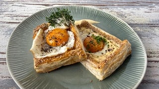 Blätterteig-Tartelettes mit Spiegelei und Kräuterfrischkäse	