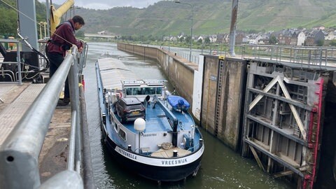 Frachtschiff am Tag zwei der Notschleusung an der Moselschleuse Aldegund 