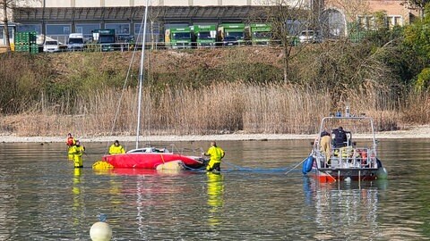 Ein Segelboot in einem Bojenfeld vor Konstanz hatte sich im Sturm losgerissen und wurde von der Feuerwehr aufwendig geborgen. 