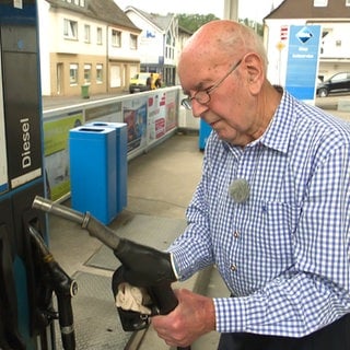 Auch mit 90 Jahren arbeitet Peter Menzenbach noch als Tankwart.