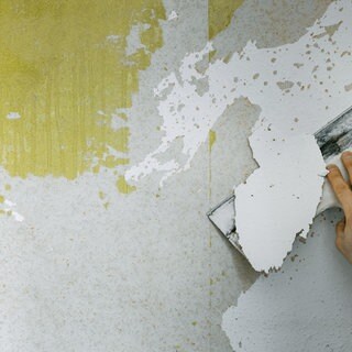 Tapete wird von Wand gekratzt