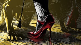 Mann vor den Füßen einer Frau mit roten Stöckelschuhen