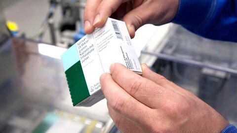 Ein Boehringer-Mitarbeiter hält ein Medikament des Pharma-Konzerns in der Hand. Geht es nach US-Präsident Trump sollen Medikamente von Boehringer Ingelheim in den USA künftig weniger kosten.