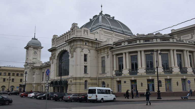 Der im Jugendstil Anfang des 20.Jahrhunderts gebaute Witebsker Bahnhof in Sankt Petersburg.