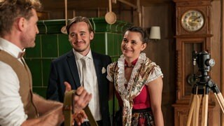 Jenny (Julia Obst) und Sebastian (Dominik Stricker) sollen bereiten sich mit Sebastian Wehrle aufs Fotoshooting vor.