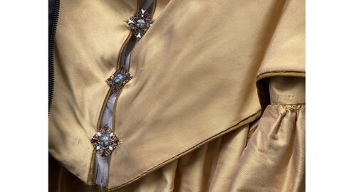 Ein Kellerfund: Das Kostüm der preußischen Königin in changierendem goldgelben Taft