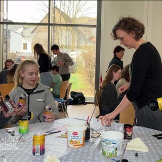 Schüler*innen basteln