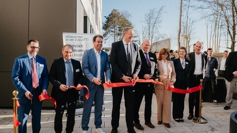 Das Foto zeigt unter anderem Ministerpräsident Schweitzer (SPD) und Oberbürgermeister Meyer (FWG) bei der Eröffnung des Neubaus der Stadtklinik Frankenthal - ab April sollen hier Patienten behandelt werden.