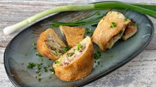 Flammkuchenrollen mit Schmand und Speck