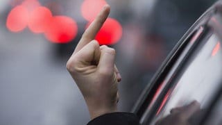 Autofahrer zeigt den Stinkefinger: Vor allem im Straßenverkehr sehen die Befragten immer mehr Rücksichtslosigkeit und Aggressivität.