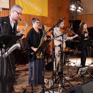Teilnehmer:innen des Kaja Draksler Octets bei den Donaueschinger Musiktagen 2025
