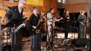 Teilnehmer:innen des Kaja Draksler Octets bei den Donaueschinger Musiktagen 2025